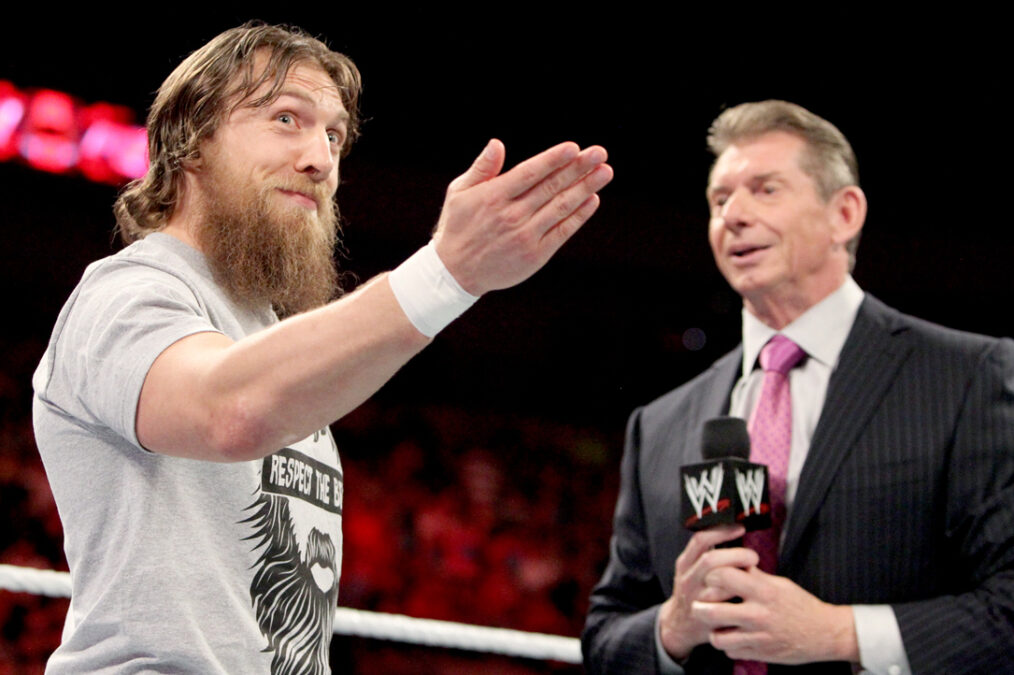 Bryan Danielson recuerda como Vince McMahon le comunicó tras WrestleMania 30 que Roman Reigns tomaría su lugar