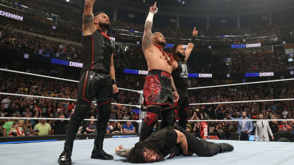 Jacob Fatu regresa en WWE SmackDown y ataca a Roman Reigns