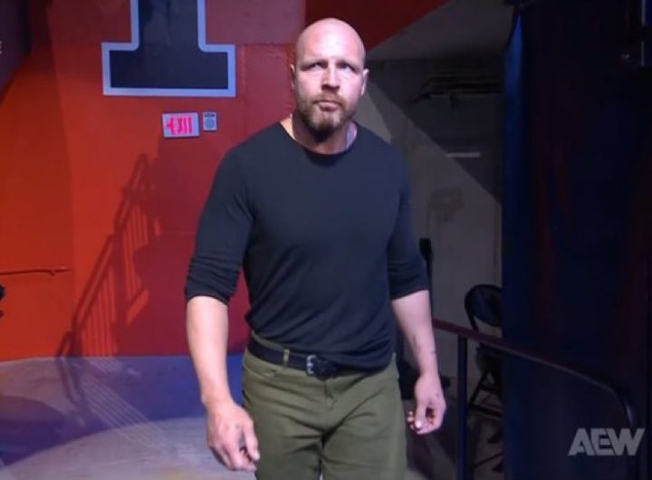 Jon Moxley regresa en AEW Dynamite y advierte a Tony Schiavone: «Esta ya no es tu empresa»