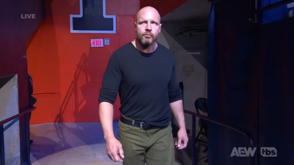 Jon Moxley regresa en AEW Dynamite y advierte a Tony Schiavone: «Esta ya no es tu empresa»