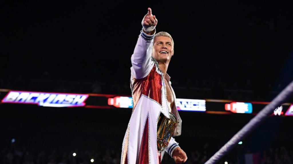 La banda musical de la Universidad de Arkansas Pine Bluff toca el tema de entrada de Cody Rhodes