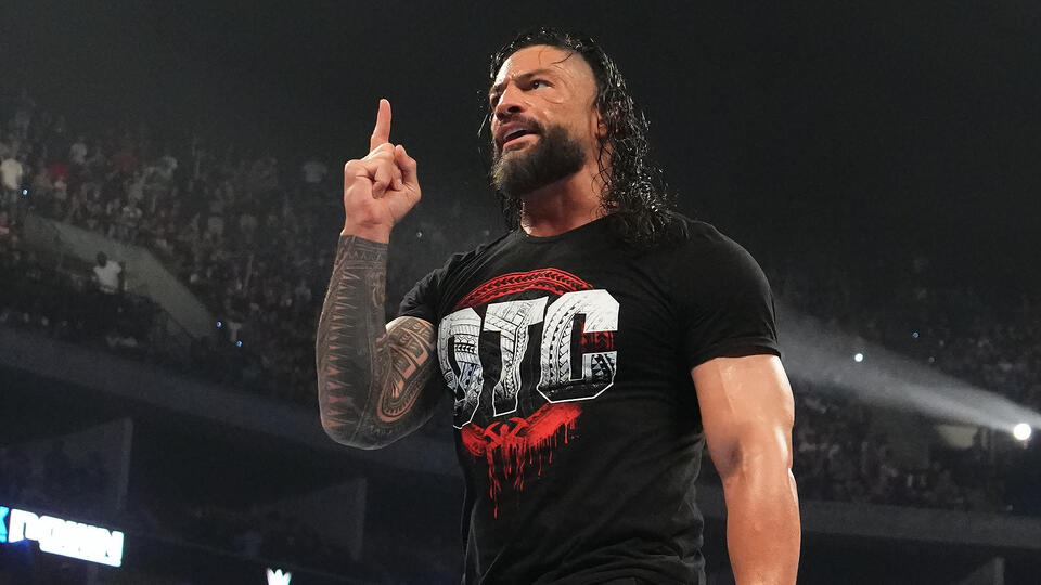 Roman Reigns ataca a Tama Tonga y Tonga Loa en su regreso a WWE SmackDown