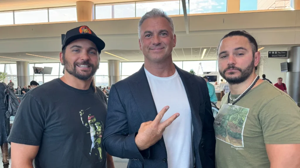 Shane McMahon y los Young Bucks se fotografían en un aeropuerto