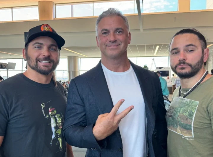 Shane McMahon y los Young Bucks se fotografían en un aeropuerto