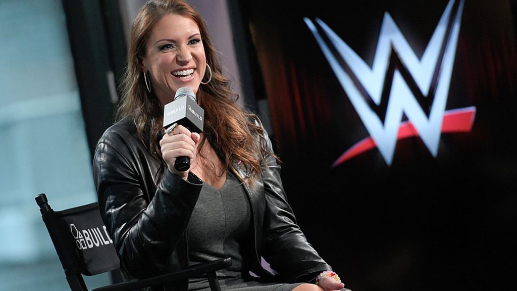 Stephanie McMahon admite que pensó que “era un poco raro” que Vince McMahon le pidiera hacer ciertas cosas en televisión