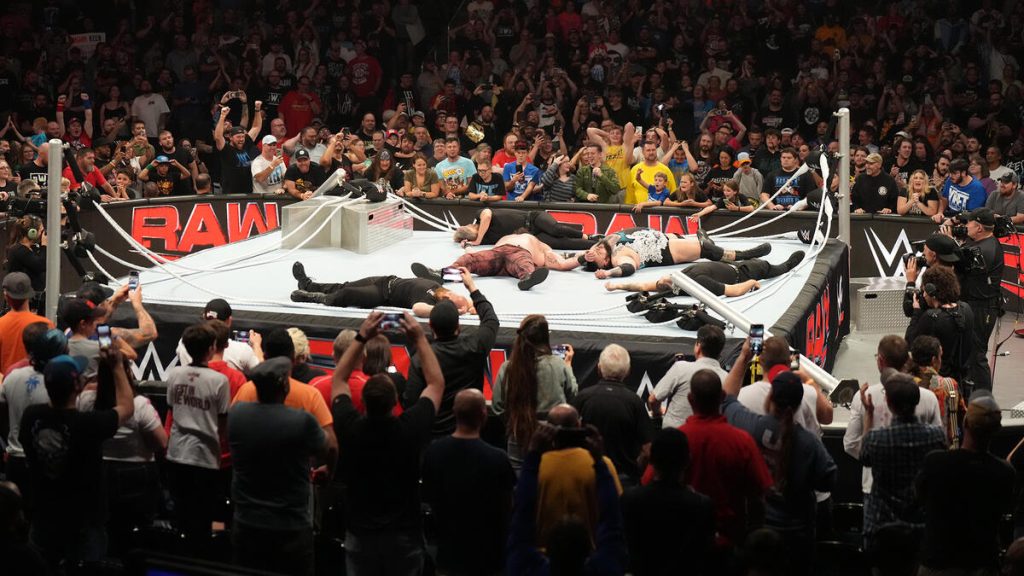 WWE no estaría satisfecha con el resultado del momento de la caída del ring en RAW