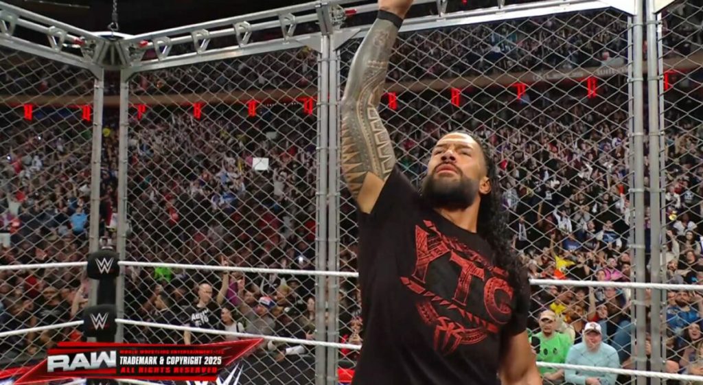Roman Reigns regresa y ataca a Seth Rollins y CM Punk en WWE RAW