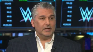 Nick Khan asegura que WWE no se deja influenciar por las opiniones en redes sociales