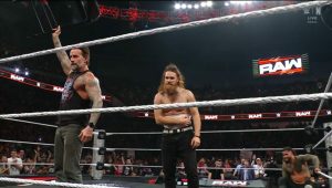 CM Punk regresa en WWE RAW atacando a Seth Rollins y Bron Breakker
