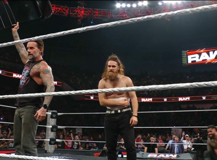 CM Punk regresa en WWE RAW atacando a Seth Rollins y Bron Breakker