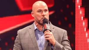 Confirmada la razón de la ausencia de Adam Pearce en WWE RAW la semana pasada