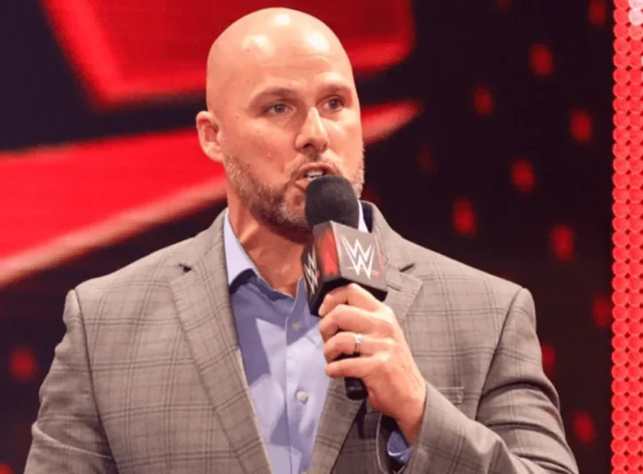 Confirmada la razón de la ausencia de Adam Pearce en WWE RAW la semana pasada