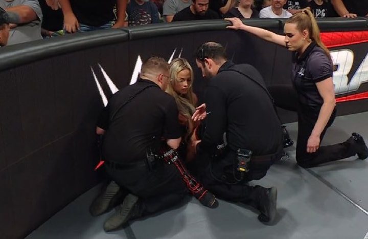 Liv Morgan sufre una dislocación de hombro en WWE RAW y no puede acabar su lucha
