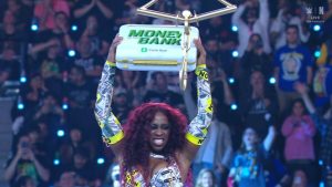 Naomi gana la lucha de escaleras de Money in the Bank femenino
