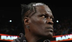 R-Truth se corta el pelo en WWE RAW y se presenta como Ron Killings