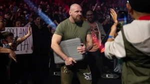 Un miembro de producción demanda a AEW y a Jon Moxley por "negligencia, agresión civil y agresión"